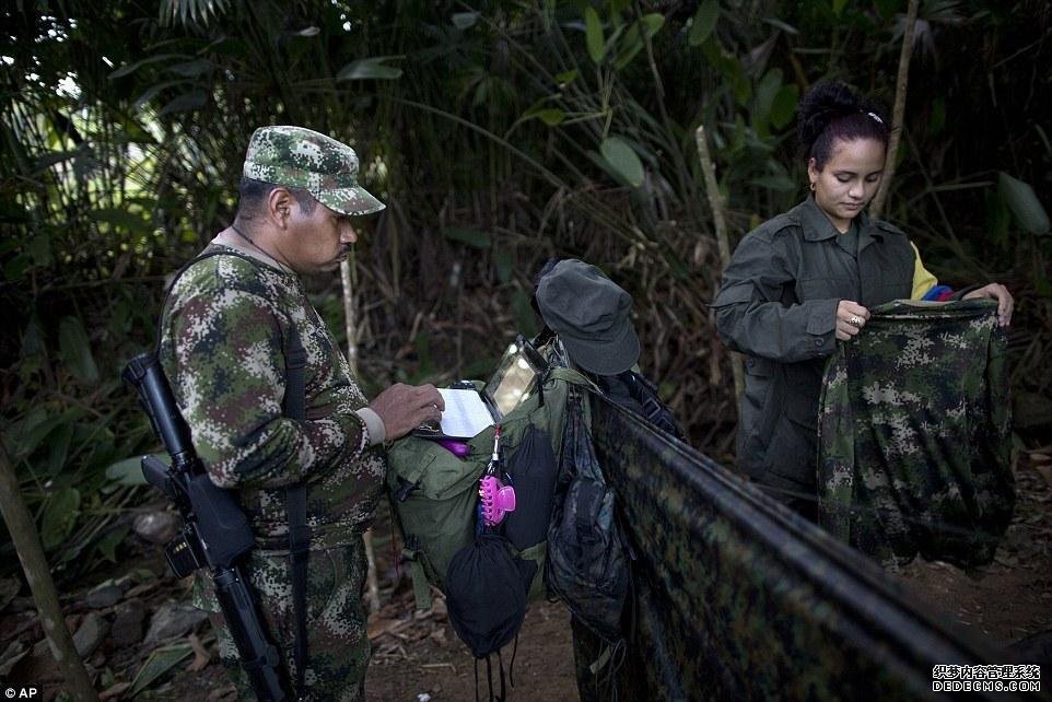 揭秘哥伦比亚女游击队员的原始丛林生活