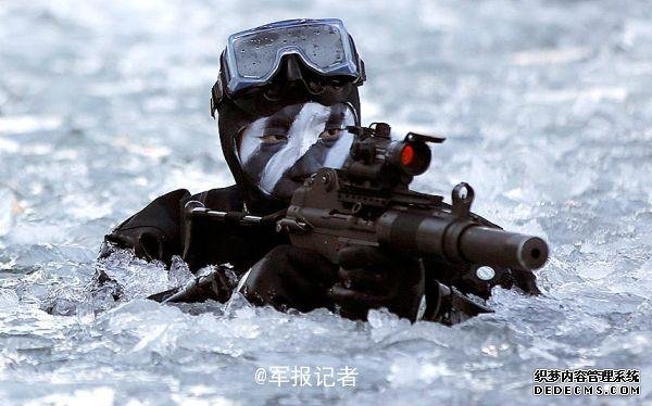 狙击刺杀！韩国特种兵冰渣中潜行狙杀造型酷