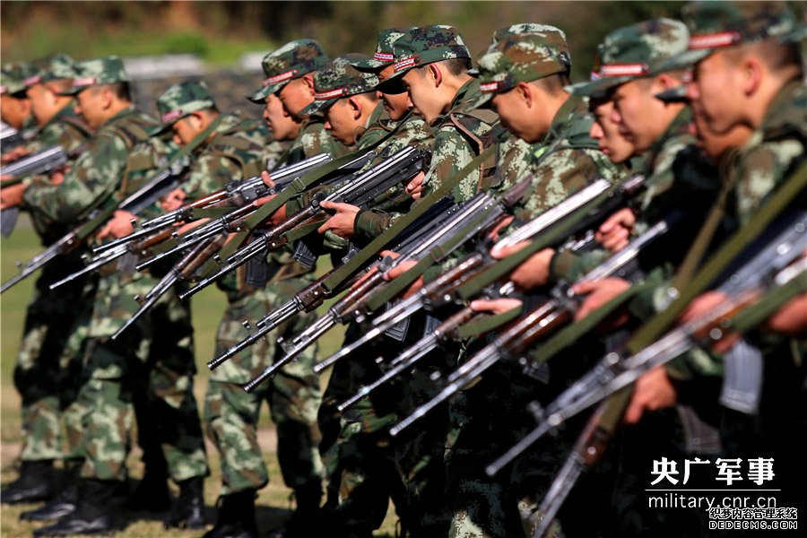 广东边防机动支队新兵训练：万次瞄准只为一发