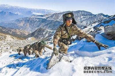 西藏边防官兵巡逻遇雪崩 掉进雪坑只露脑袋胳膊