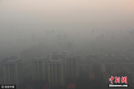 10月15日，北京被雾霾笼罩。蒋建华 摄 视觉中国